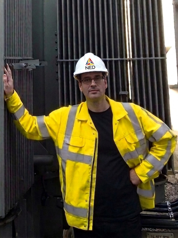 Yoeri Bos met een geel reflecterend veiligheidsvest en een witte helm met de tekst