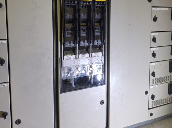 Industrieel elektrisch paneel met zes stroomonderbrekerschakelaars in het middelste compartiment.